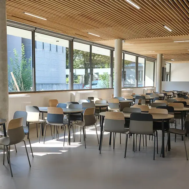 Klik cafeteria table ambient.webp